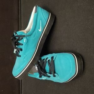 Nike| Braata Sneaker Teal Size 8